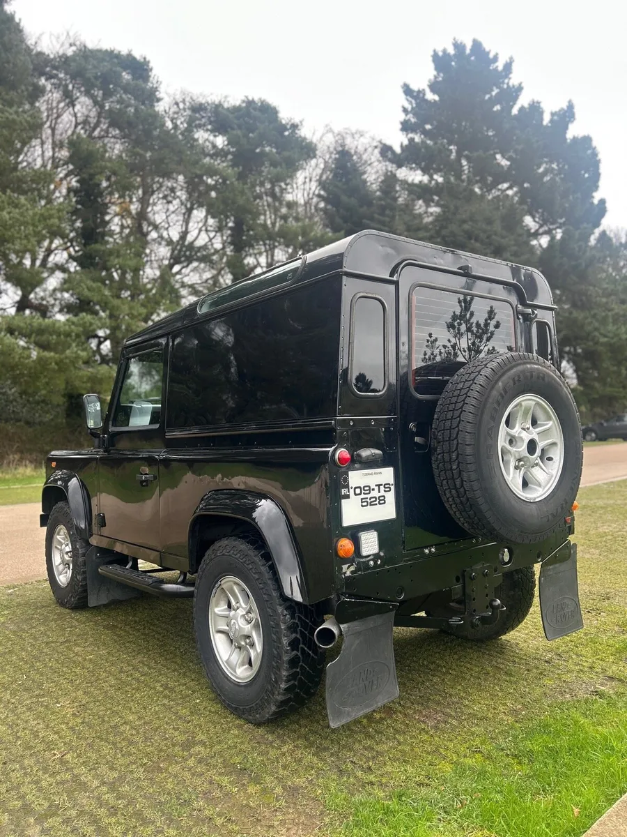 Land Rover Defender (low tax) - Image 1
