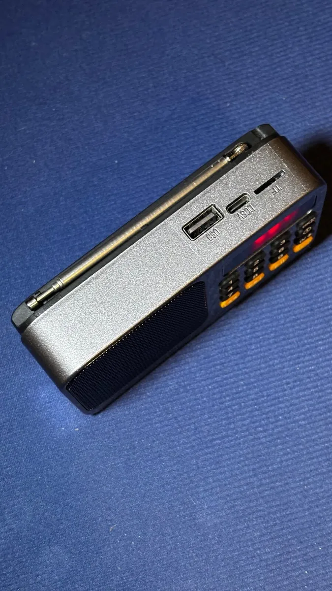 Portable FM radio with Bluetooth and MicroSD - Image 3