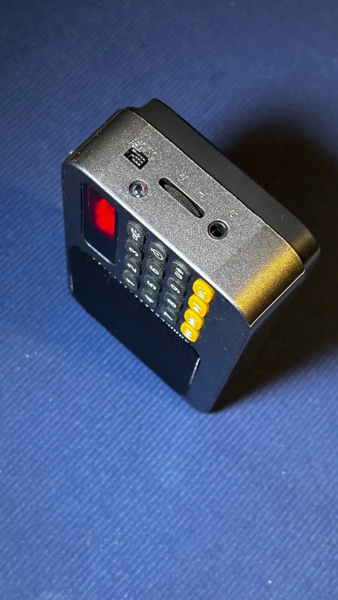 Portable FM radio with Bluetooth and MicroSD - Image 4