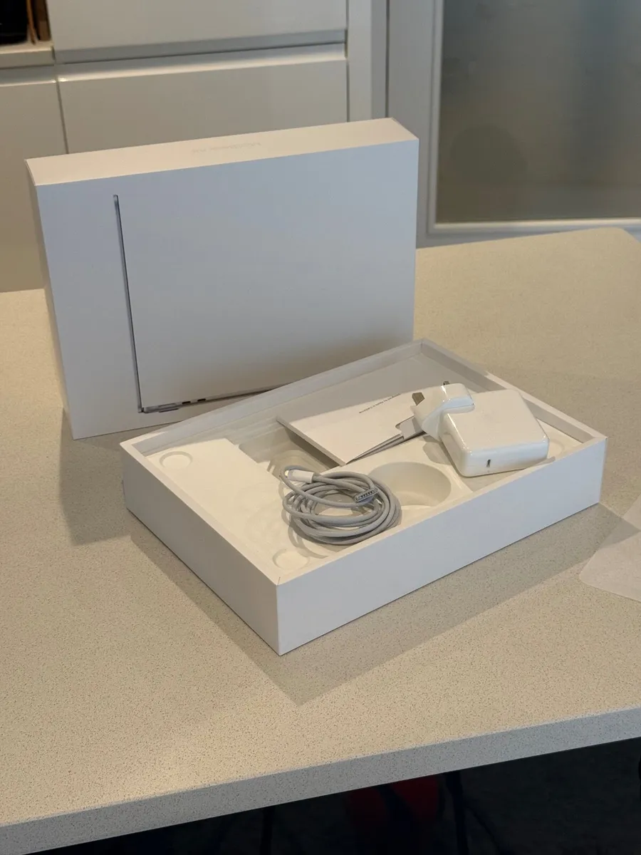MacBook Air Silver 13.6" - Image 2
