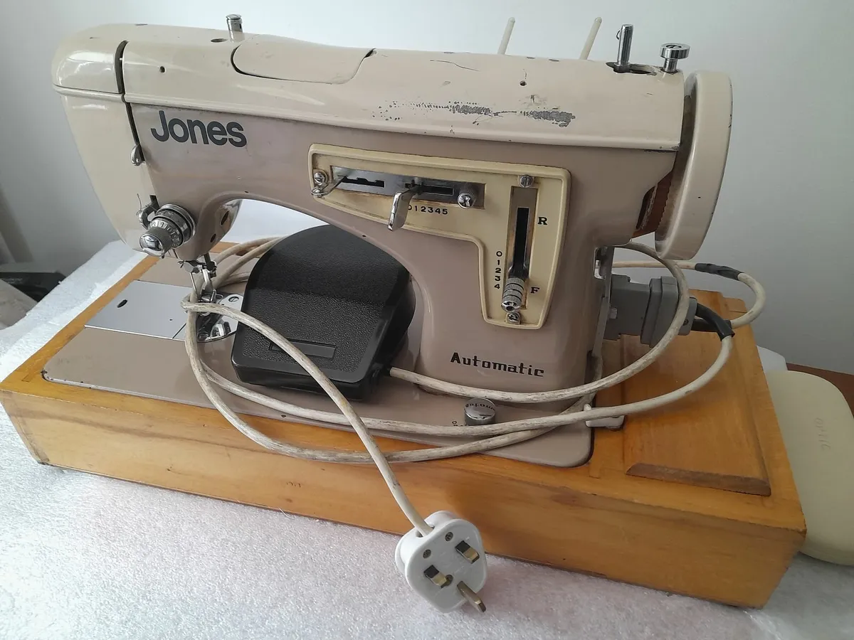 Vintage Sewing Machine - Image 1
