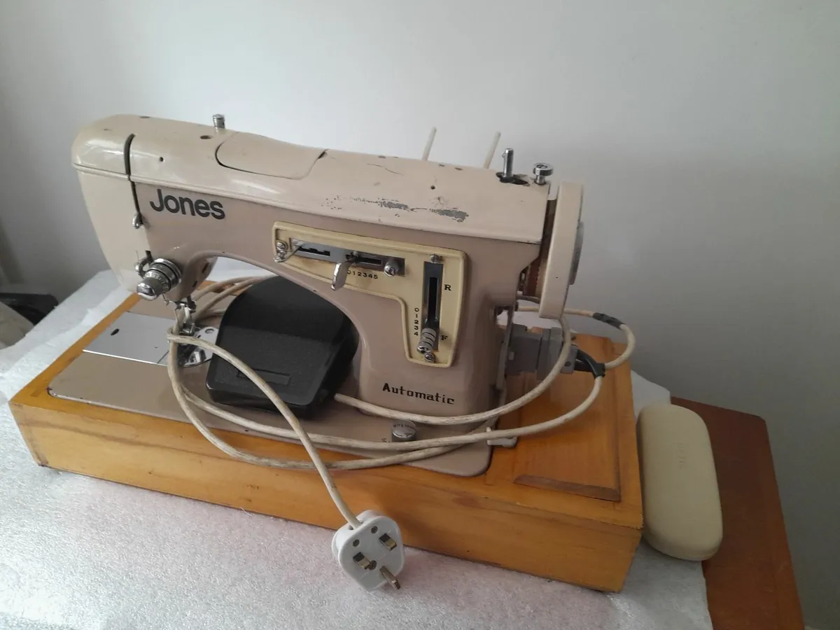 Vintage Sewing Machine - Image 2