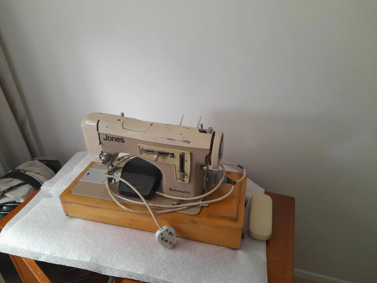 Vintage Sewing Machine - Image 3