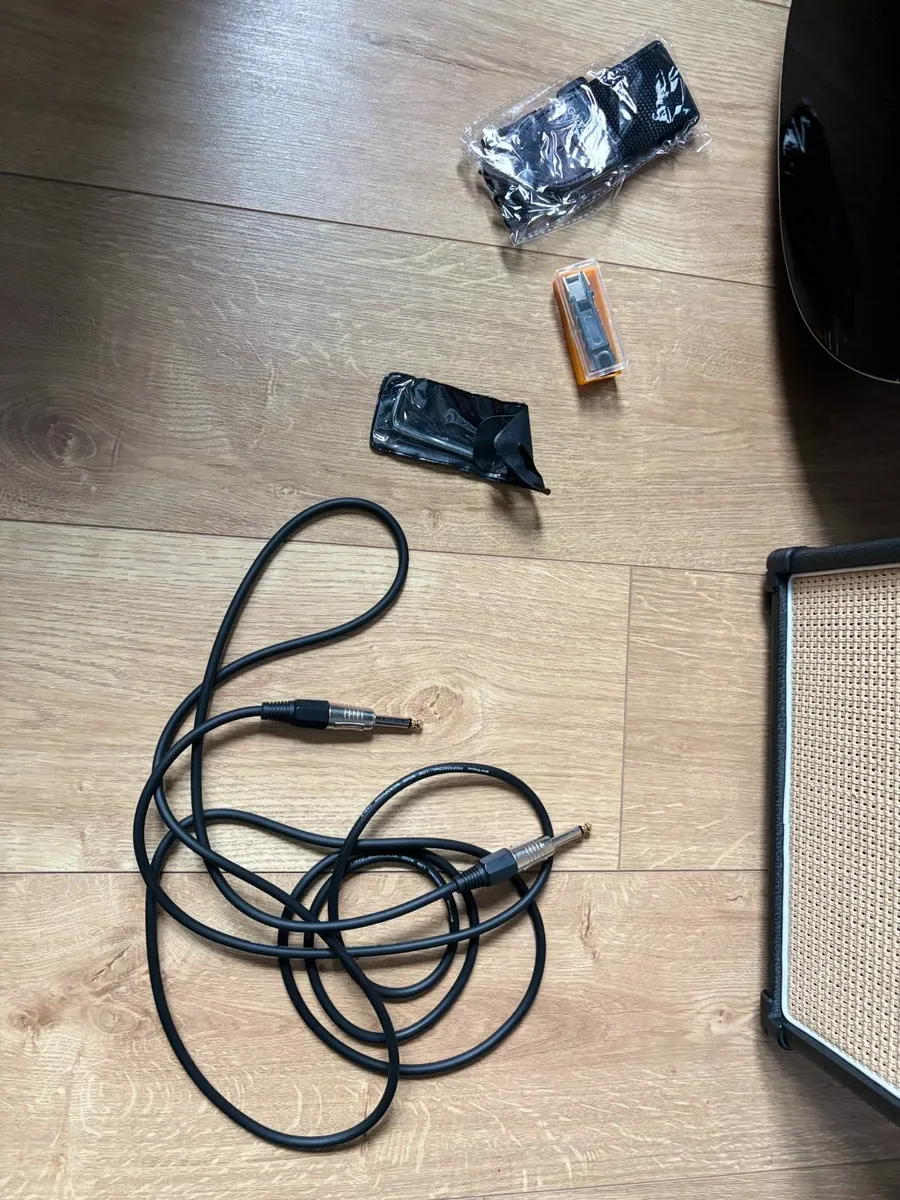Guitar Bundle with amp - beginners nylon strings - Image 3