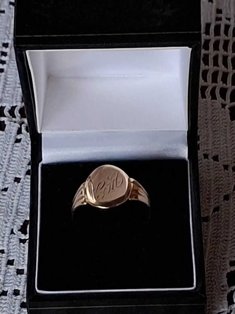 9-carat yellow gold signet ring. - Image 1