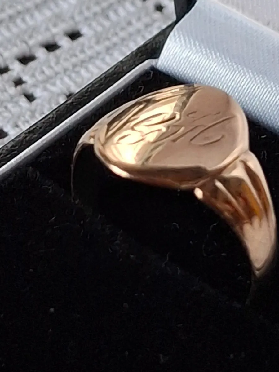9-carat yellow gold signet ring. - Image 2