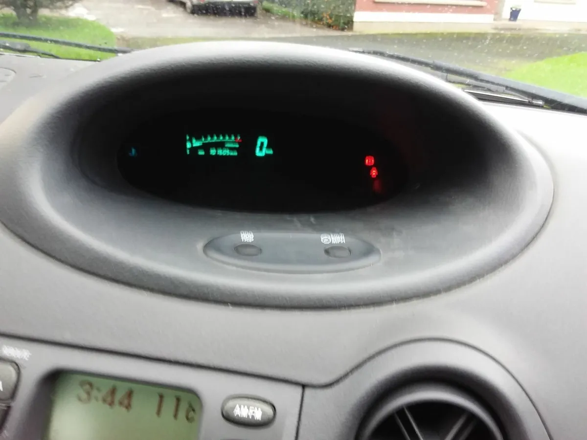 Toyota Yaris 2003 - Image 2