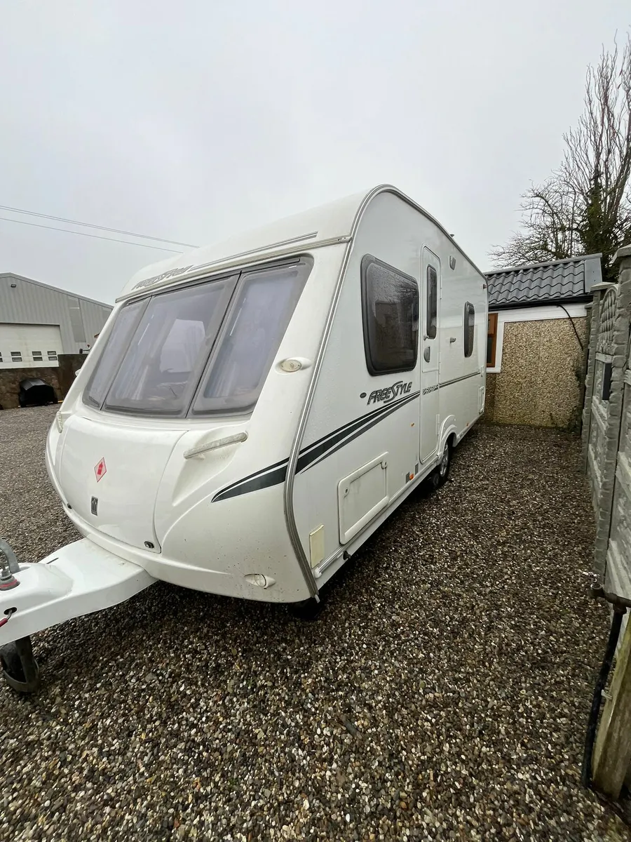 Swift freestyle fixed bed 4/5 berth - Image 1