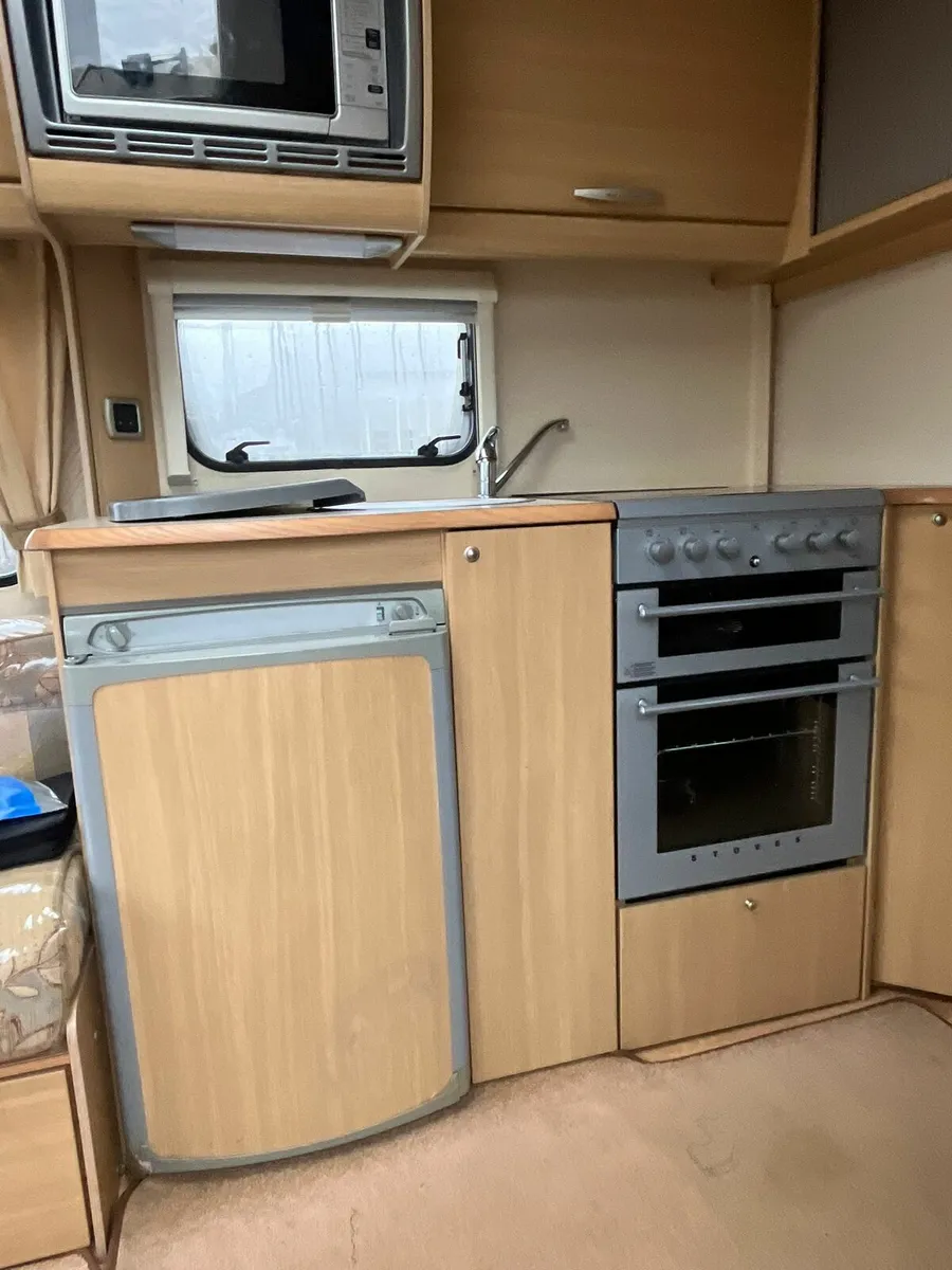 Swift freestyle fixed bed 4/5 berth - Image 3