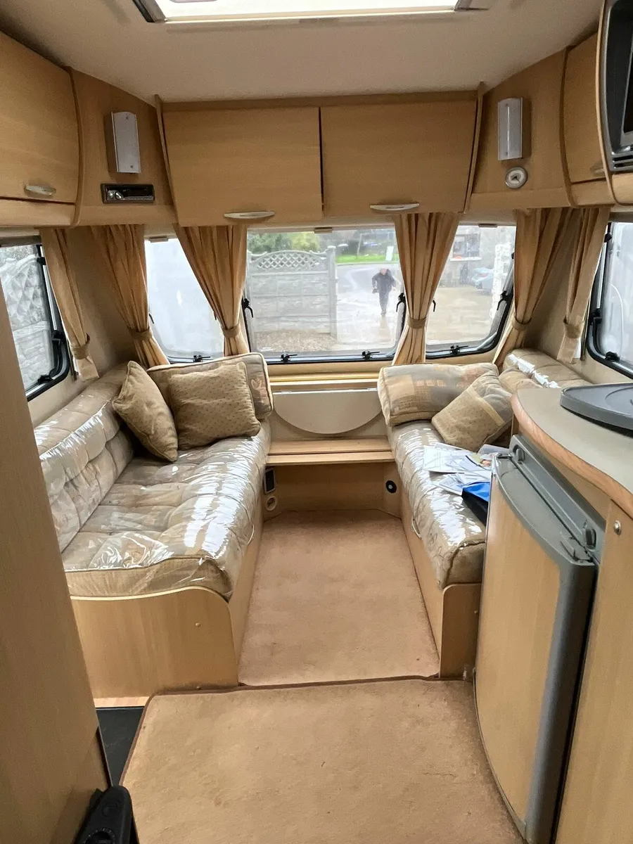 Swift freestyle fixed bed 4/5 berth - Image 4