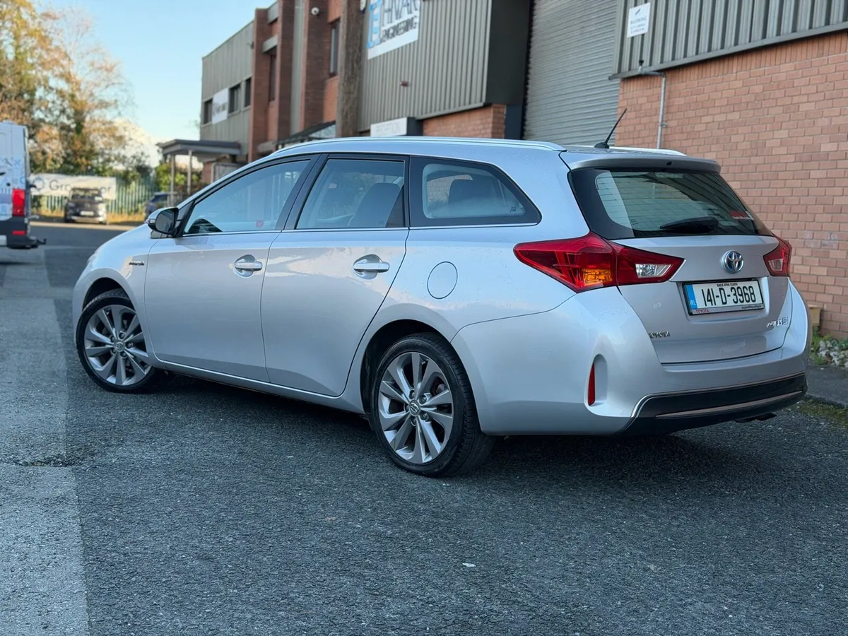 Toyota Auris 2014 Hybrid Estate - Image 2