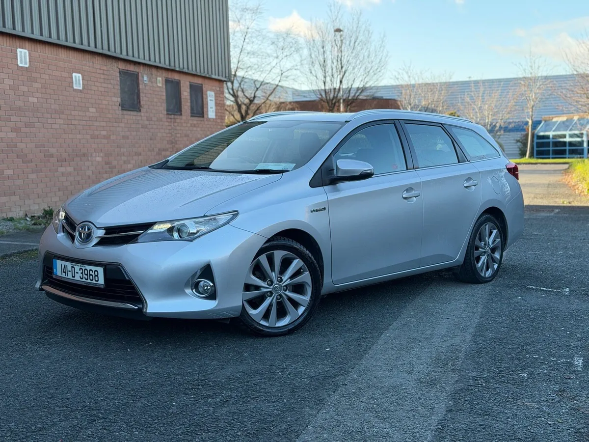 Toyota Auris 2014 Hybrid Estate - Image 3