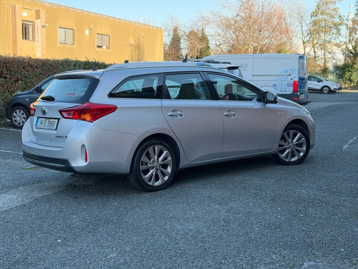 Toyota Auris 2014 Hybrid Estate - Image 4