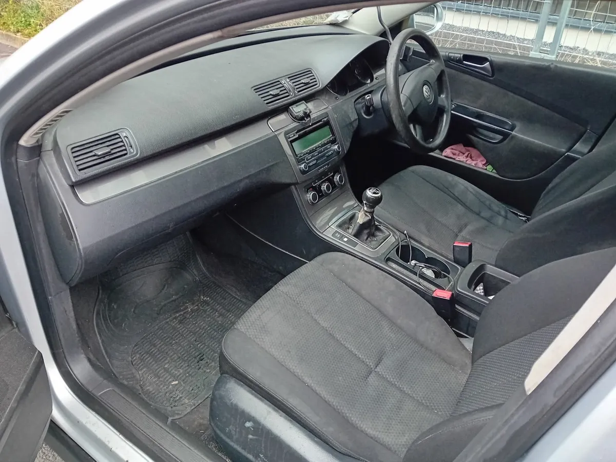 Volkswagen Passat 2010 - Image 4