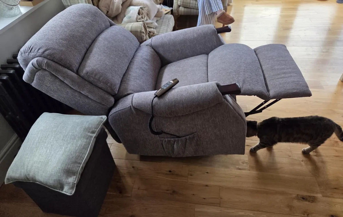 Electric recliner *as new* - Image 3