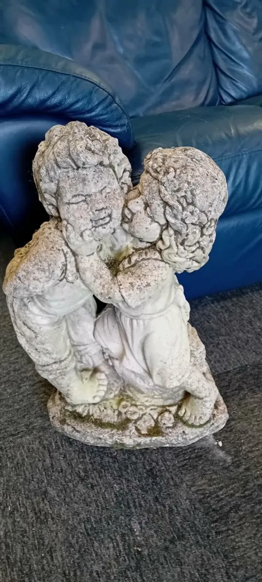 Concrete Garden Kissing Couple - Image 1