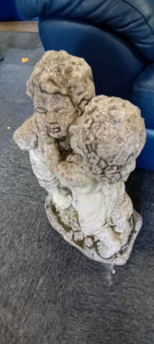 Concrete Garden Kissing Couple - Image 2