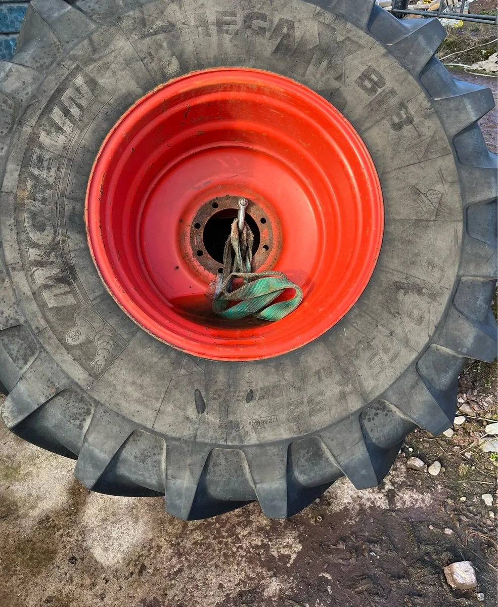 800/65R32 Michelin tyres for sale - Image 1