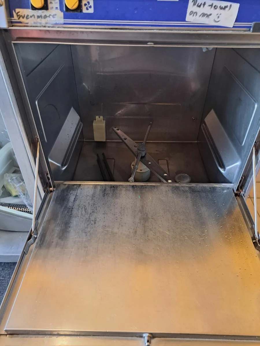 Dish washer and sink - Image 2