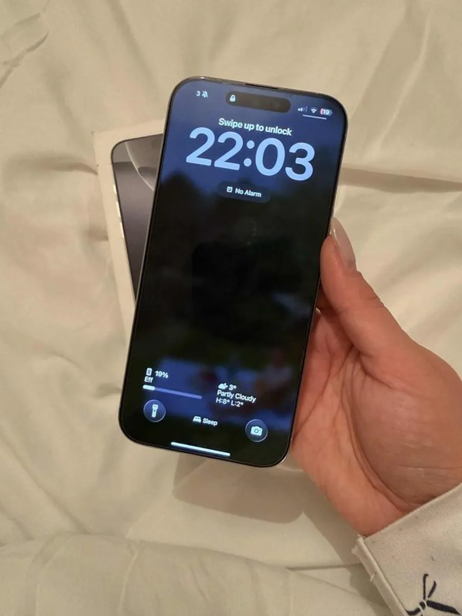 iPhone 16 Pro Max - Image 2