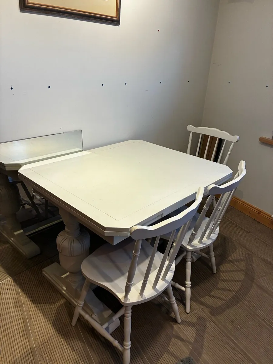 Mahogany extendable table and 4 chairs - Image 1