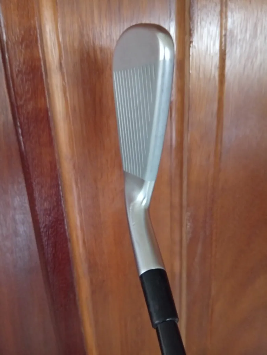 TaylorMade p790 Tungsten 2 iron As New - Image 4