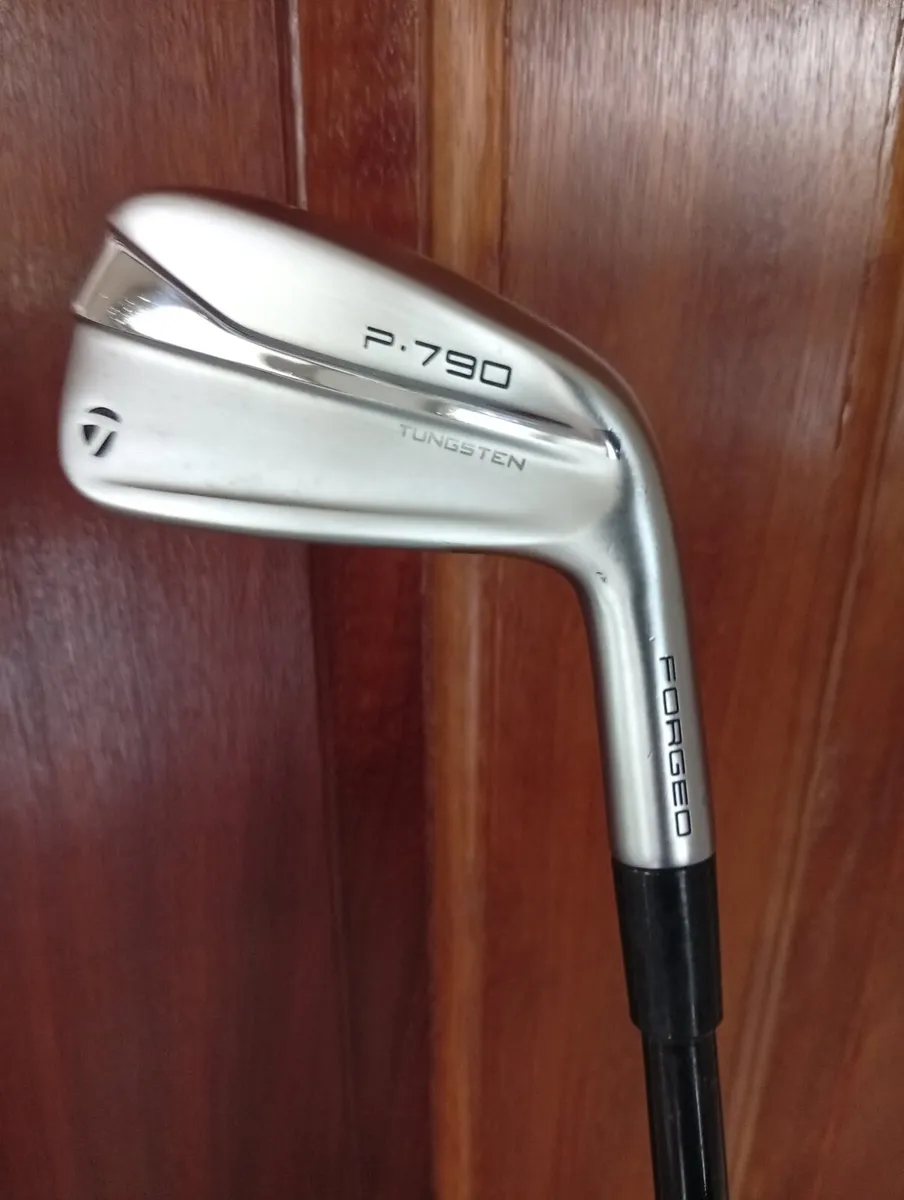 TaylorMade p790 Tungsten 2 iron As New - Image 1