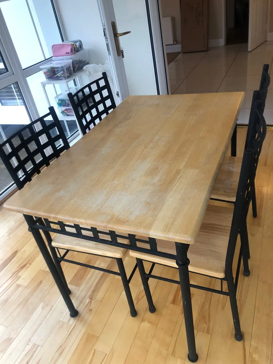 Table and four chairs - Image 2