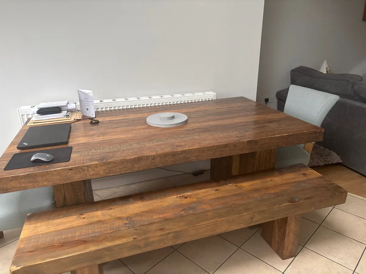 Table and chairs - Image 1