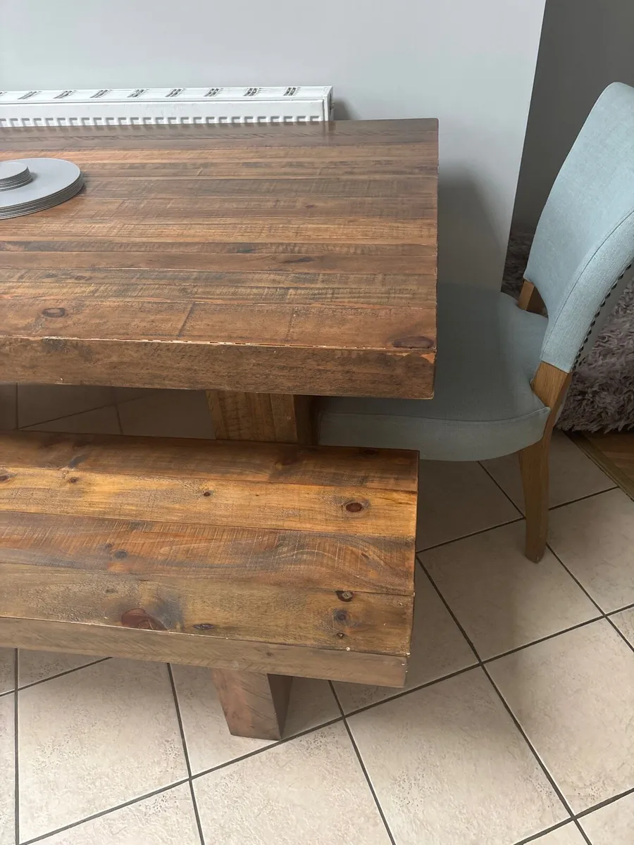 Table and chairs - Image 2