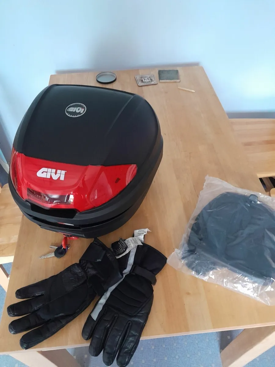 Motorcycle Givi top box - Image 1