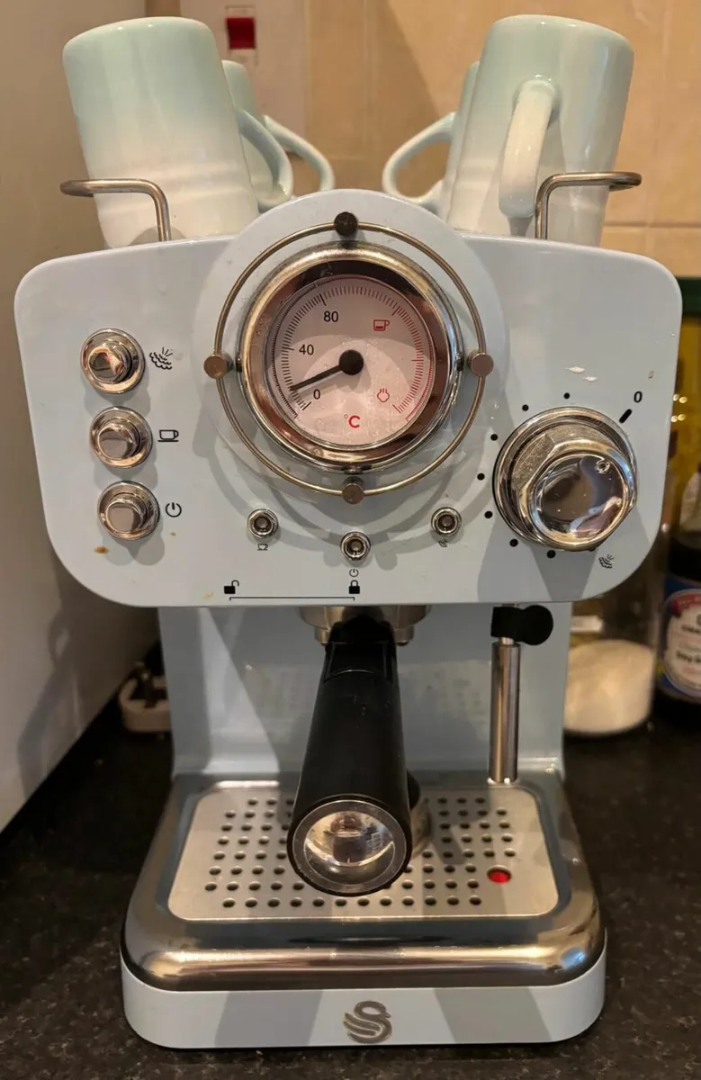 Coffee machine + 4 espresso cups