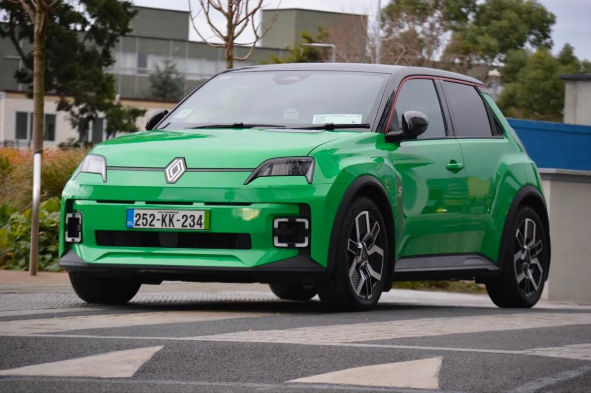 Renault 5 Techno 52kWh 150hp,  2 Tone Roof - Image 1