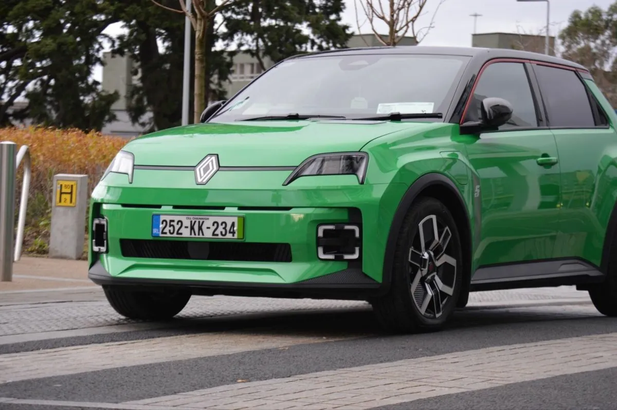 Renault 5 Techno 52kWh 150hp,  2 Tone Roof - Image 3