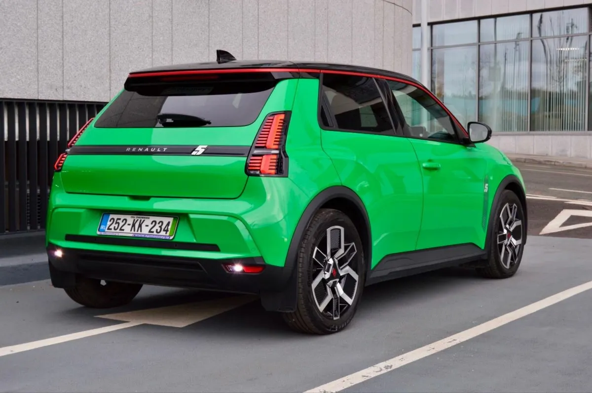 Renault 5 Techno 52kWh 150hp,  2 Tone Roof - Image 4