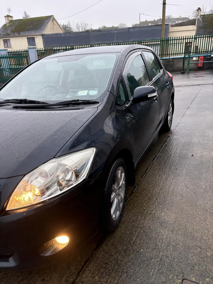 Toyota Auris 2011 - Image 2