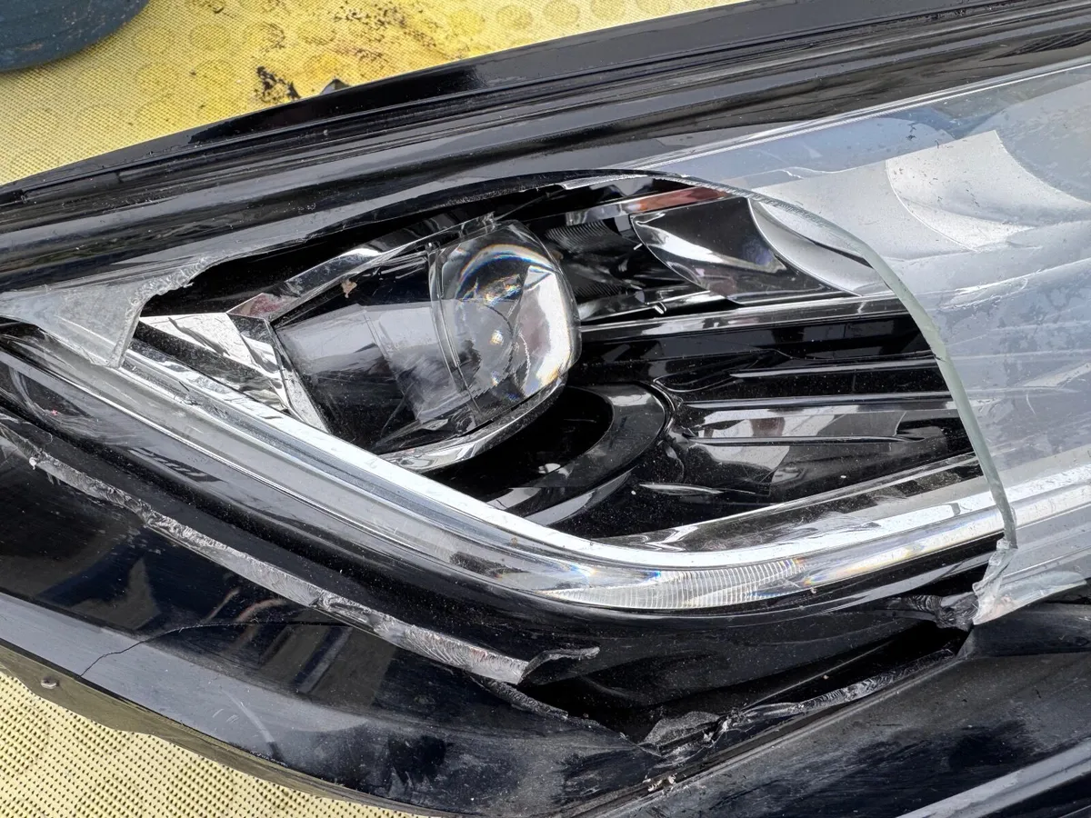 Skoda Kodiaq Headlight For Parts - Image 2