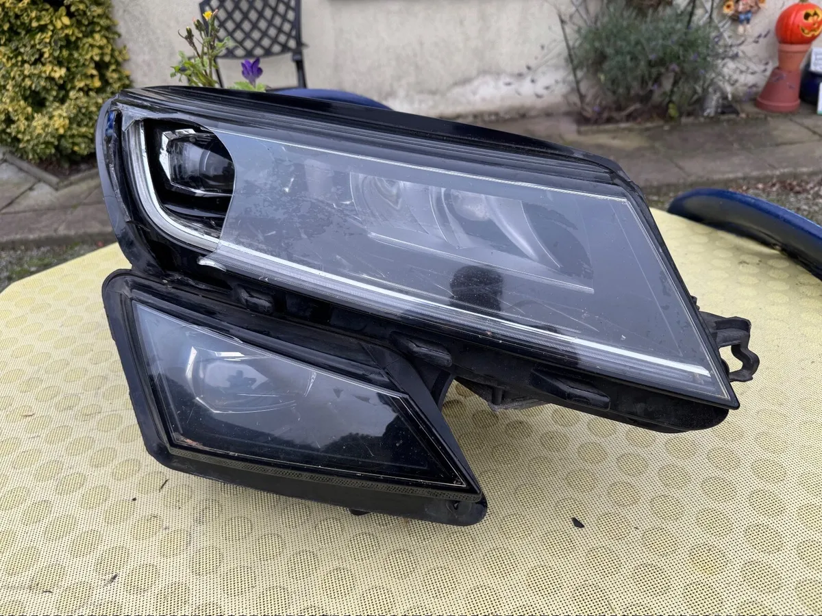 Skoda Kodiaq Headlight For Parts - Image 1