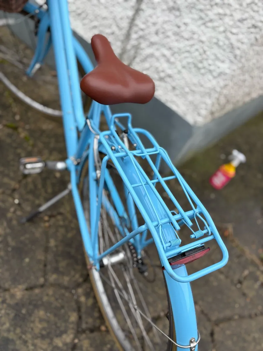 BLUE HARTINGTON CITY BIKE WITH BASKET - Image 3