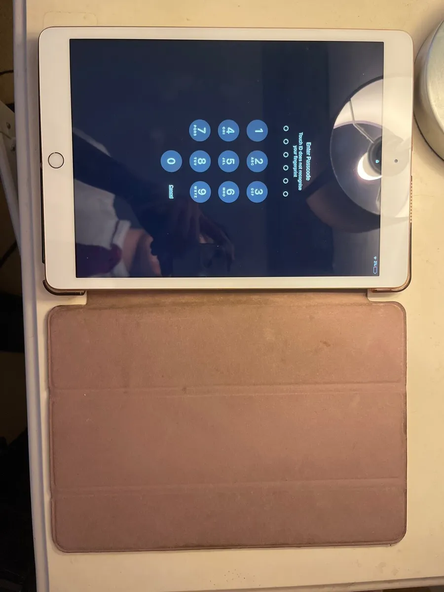 iPad (7th Gen) - Image 2