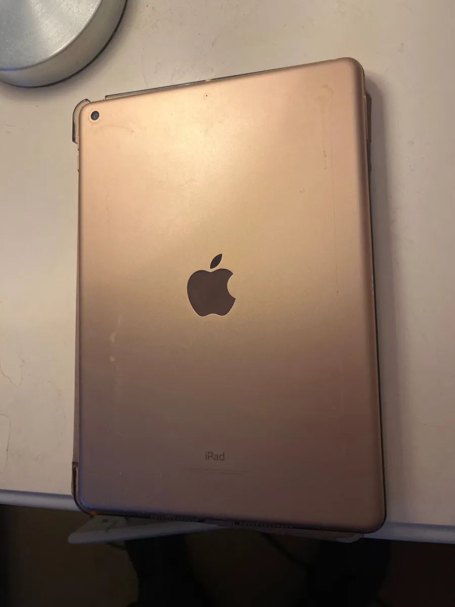 iPad (7th Gen) - Image 4