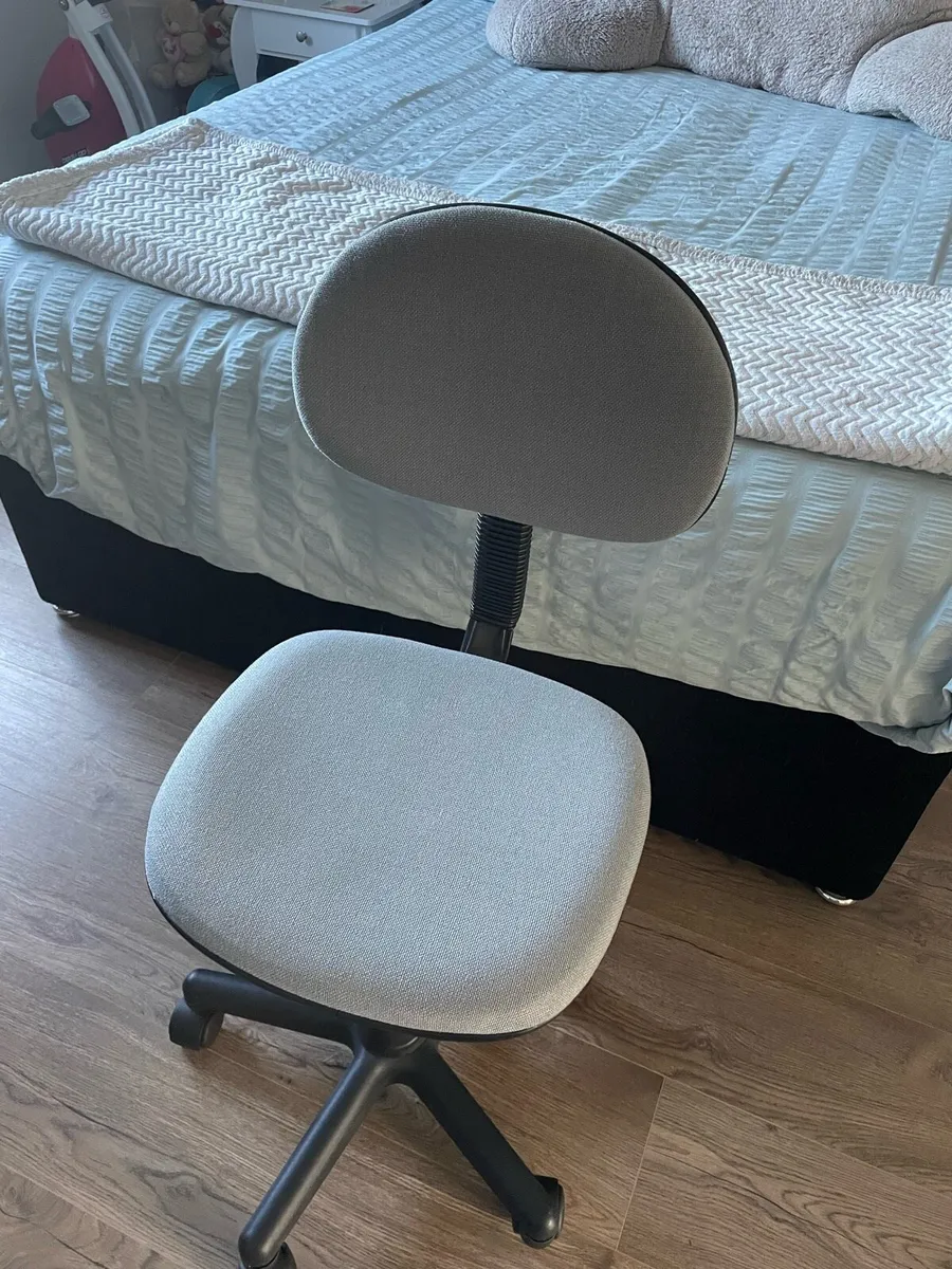 Office chair - Image 1