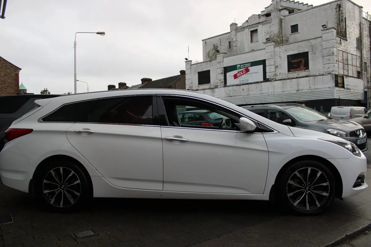 Hyundai i40 1.7 EXECUTIVE ESTATE 2018 *1 OWNER* - Image 3