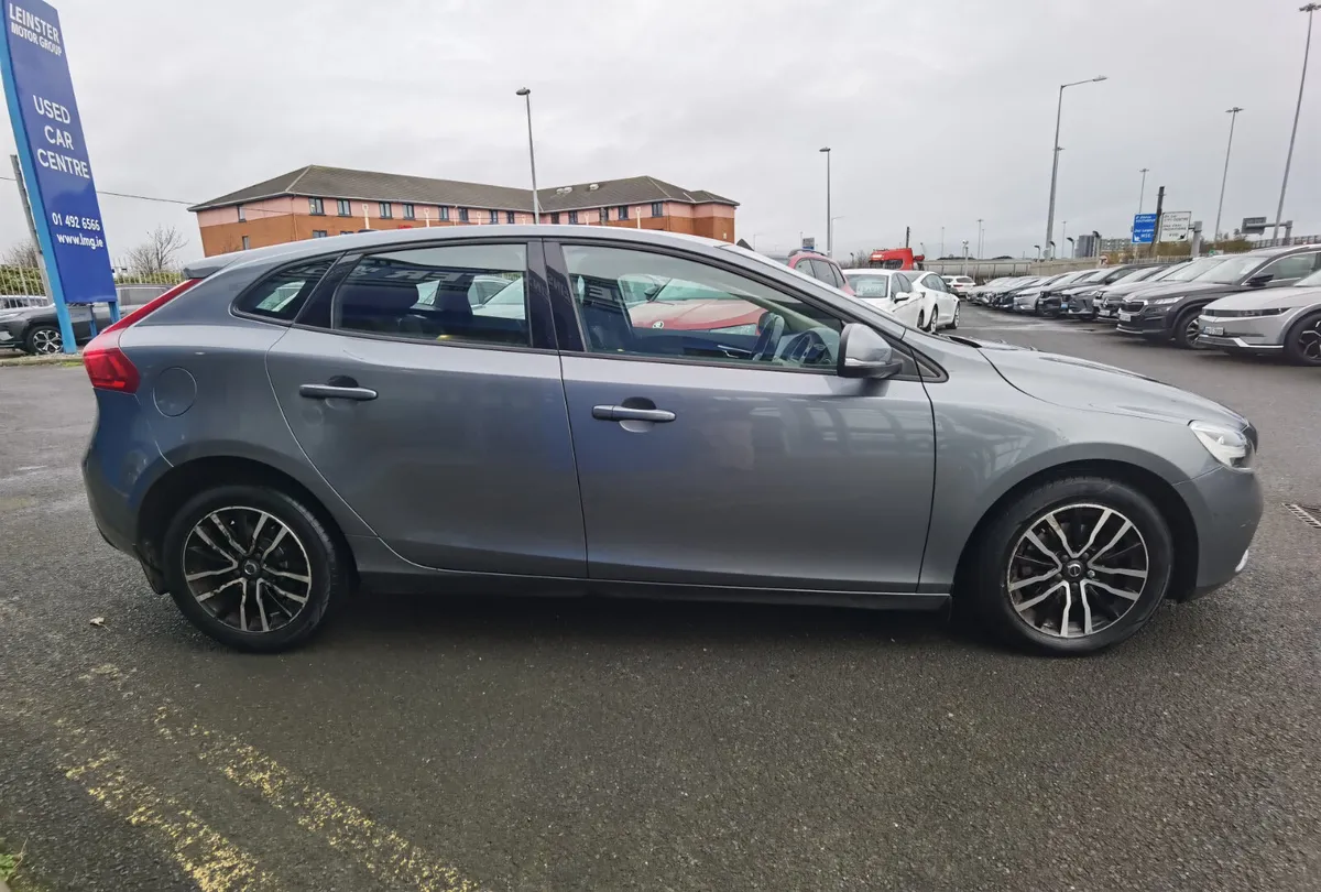 VOLVO V40 2.0 D2 MOMENTUM 120BHP - Image 4