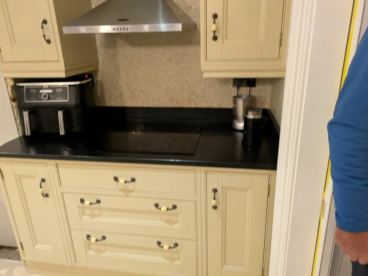 Kutchen units and worktop - Image 1