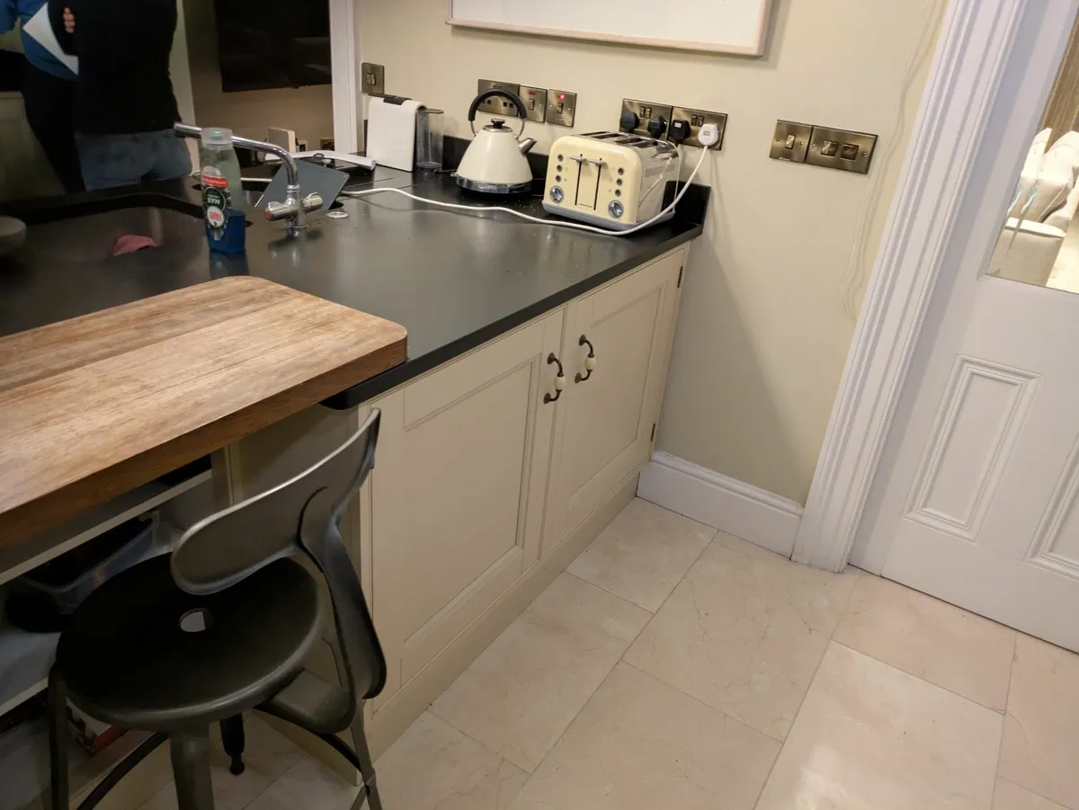 Kutchen units and worktop - Image 3