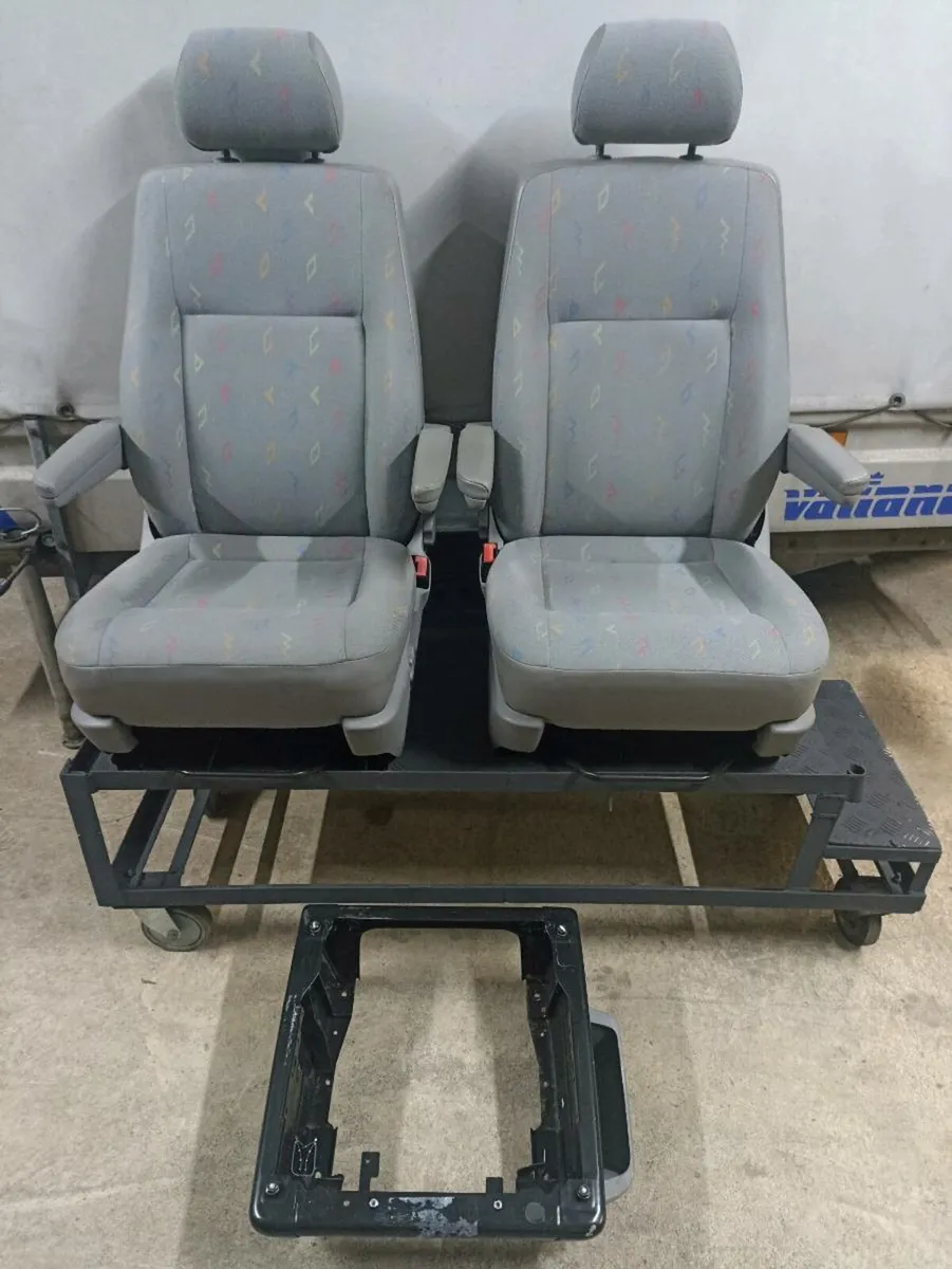 Swivel seats - Image 2