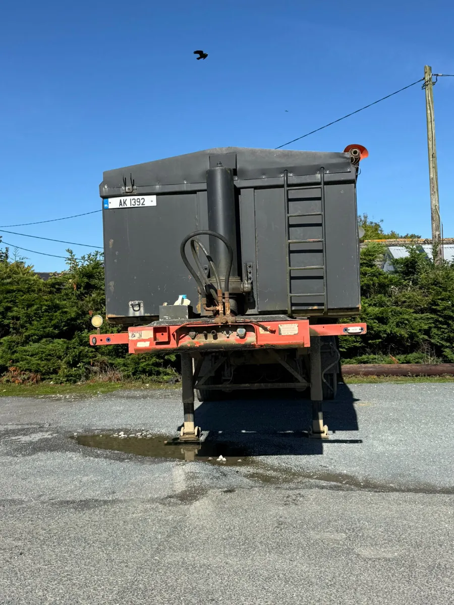 2004 Dennison Tri-axle Bulk Tipping Trailer - Image 2