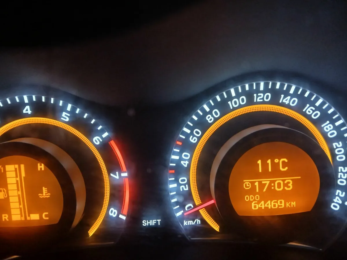 Genuine  Low Mileage  Toyota Auris 2010 - Image 4