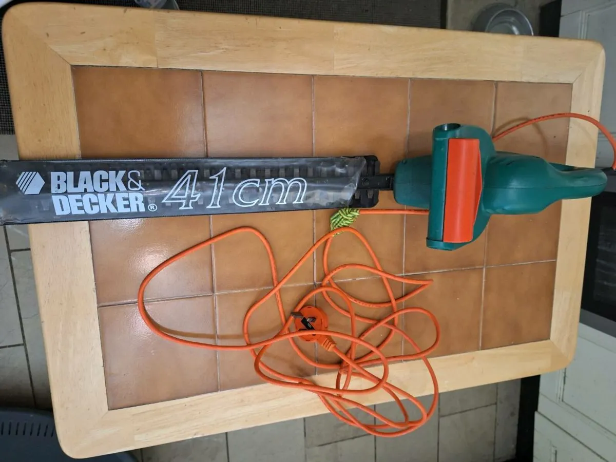 Black and Decker GT26 electric hedge cutter - Image 1
